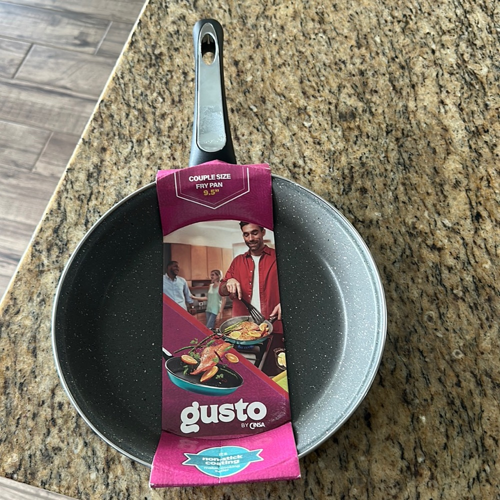 Couple size frypan, 9.5 inches gusto by Vonda